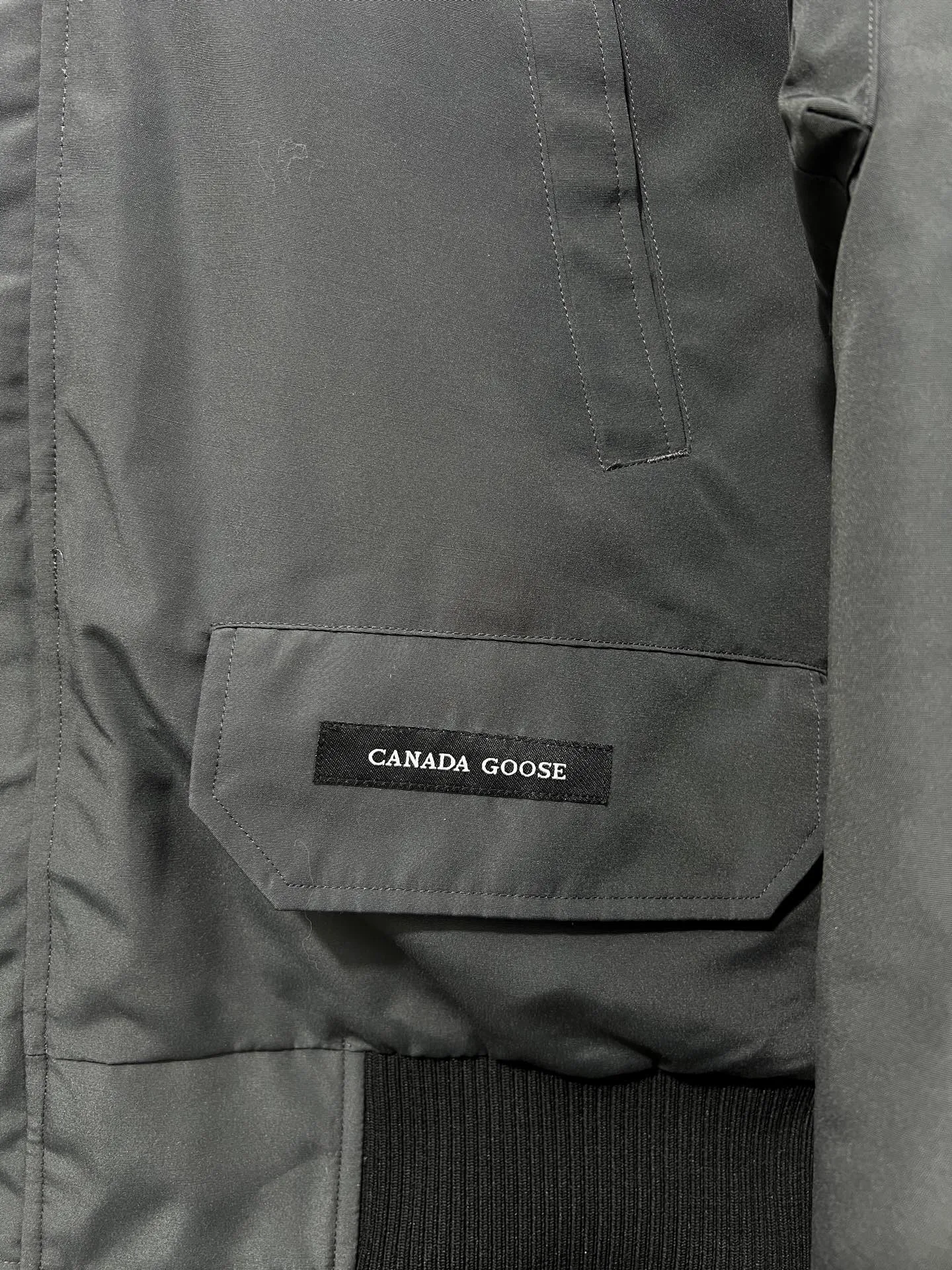 P720 🆕Top version! Comes with a tote bag! Chip version💰𝑪𝒂𝒏𝒂𝒅𝒂 𝑮𝒐𝒐𝒔𝒆/Canada Goose Chilliwack Goose 01 bomber jacket down! The top original replica version refers to the highest version in China currently (there is no one) ⚠️Note: There is no foundry in China! ! ! Saying it is original order, ZP goods, pure original goods, etc. is just a gimmick by some peers. Do not be deceived!  ⚠️Note: The latest version of this year’s authentic product has a strap (the latest version can be bought at the newly opened Galeries Lafayette Canada Goose counter in Beijing) ⚠️Note: (The authentic product does not have blue wash marks this year) Version comparison introduction 1⃣️Top replica: Made of 18-count polyester-cotton blended fabric imported from South Korea (authentic synchronized fabric), national standard 90 white duck down, western Canadian coyote hair 2⃣️Mid-range version: Made of domestically produced 21-count polyester-cotton fabric, 50% standard white duck down, Eastern Canada coyote hair, top original goose analysis Analysis 1 (wolf hair): All customers are guaranteed to receive a fur collar that is grayer than the original color. Each wolf hair is 55cm long and 14cm wide, all made from wild first-grade gray wolf skins in western Canada! Analysis 2 (Trademark): We use dyed embroidery thread to truly achieve 100% reproduction of the trademark, ensuring that the embroidery thread is exactly the same as ZP, with zero color difference and 100% reproduction of the map letters! (We can guarantee that no one in our industry is more attentive and professional than us!) Analysis 3 (fabric): As we all know, the Canada Goose ZP fabric in previous years was a 21-count polyester-cotton washed, calendered and brushed fabric that was relatively hard. Last year and this year, dozens of authentic products purchased were all made of 18-count pure cotton fabrics, and we finally decided to use 18-count polyester cotton! (ZP synchronized fabric) Analysis 4 (Accessories): Domestic exclusive version of Velcro, one to one Y-shaped double hook original Velcro, YKK zipper, exclusive original workmanship of washed threaded down jacket!  Authentic products are not 100% perfect and flawless. Authentic products also have velvet hair loss, and most of the authentic wolf fur is mainly eastern yellow wolf fur. (Because our wolf skins are all auctioned at the same auction house as authentic products) There is an auction list to prove it.  At the same time, I will teach you a trick: buy an authentic product from Tmall, buy a piece of clothing from a merchant you trust at the same time, and come back to compare the details. ⚠️ Remember you get what you pay for! Don't be greedy for small gains, or you will suffer big losses! Color: Black Navy Beige Graphite Gray Royal Blue Size: XS S M L 54 120 84 79 140-160 XL 56 124 86 81 160-180 XXL 58 128 88 83 180-200